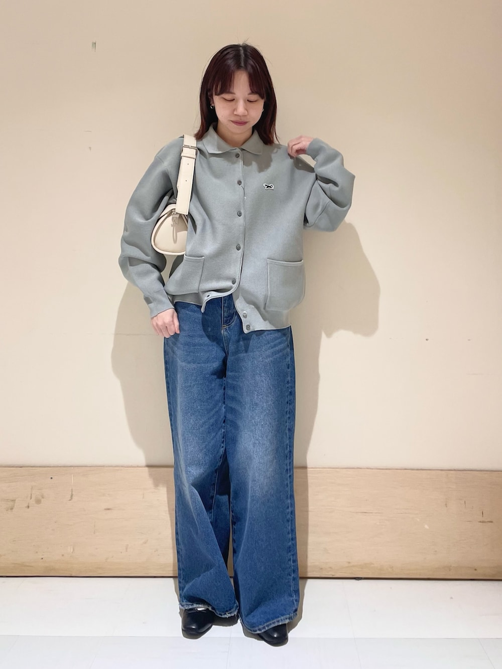 「URBAN RESEARCH DOORS、URBAN RESEARCH DOORS WOMENS、アーバンリサーチドアーズ、penneys、シャツカーディガン、デニム、ワイドデニム、バギーパンツ、カジュアル、カジュアルコーデ、大人カジュアル、くすみカラー、ブルー、低身長、骨格ストレート」|「PENNEYSの『別注』PENNEYS×DOORS THE FOX シャツカーディガン(ニット/セーター、グレー系)」を使った、ホンダ マユさん(レディース・152cm)の冬コーディネートの3枚目の写真