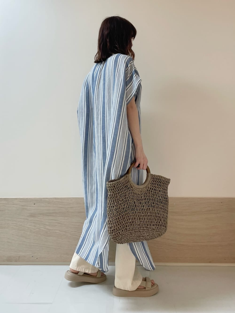 その他のワンピース、ベージュ系のデニムパンツを着用したレディースの春コーディネートの5枚目の写真