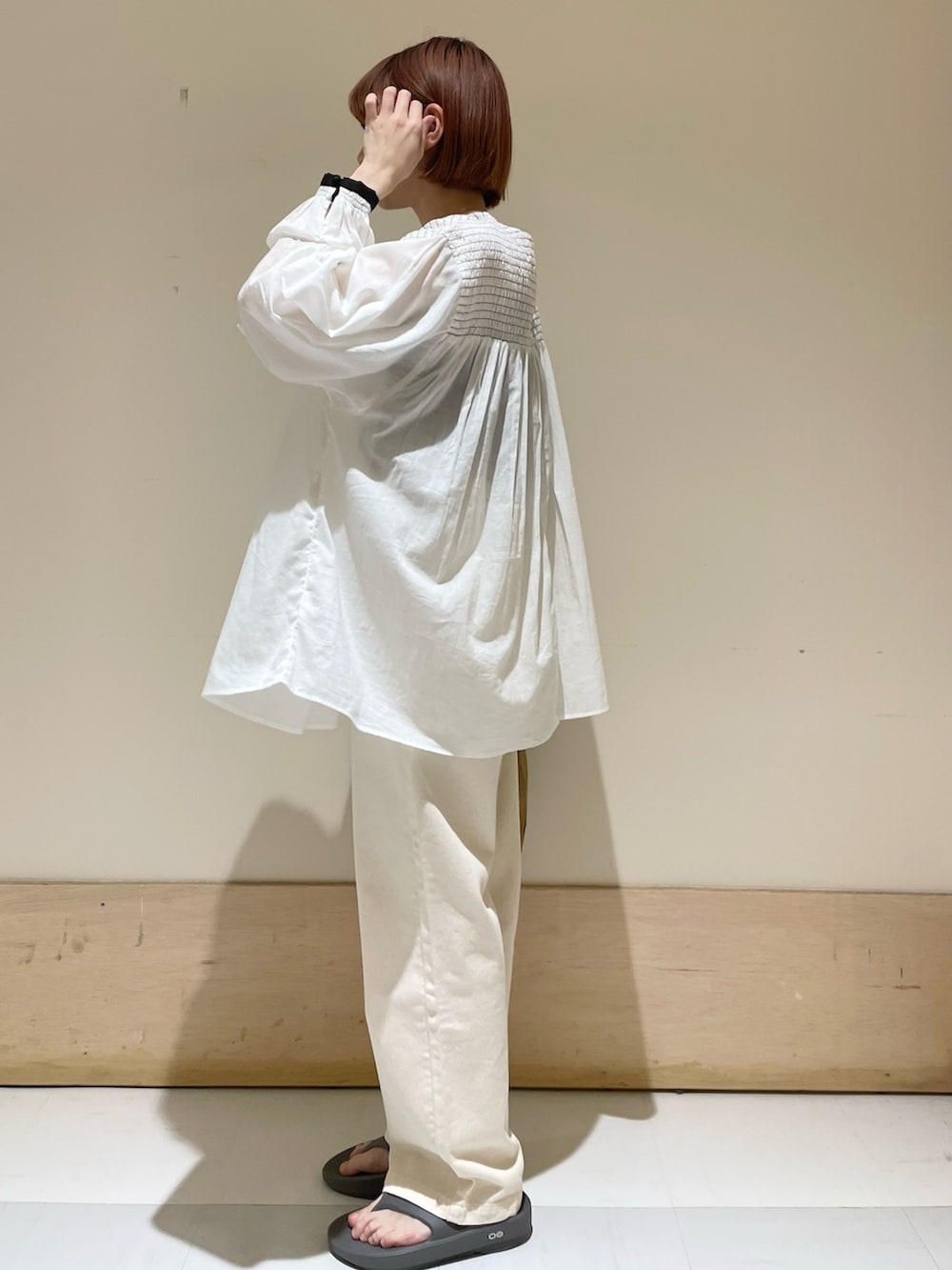 グレー系のサンダル、イエロー系のトートバッグ、ホワイト系のシャツ/ブラウスを着用したレディースの春コーディネートの5枚目の写真