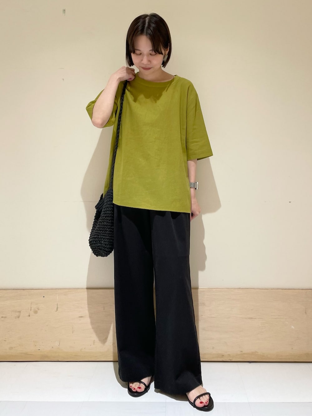 イエロー系のシャツ/ブラウス、ブラック系のその他パンツ、ブラック系のショルダーバッグを着用したレディースの夏コーディネートの4枚目の写真