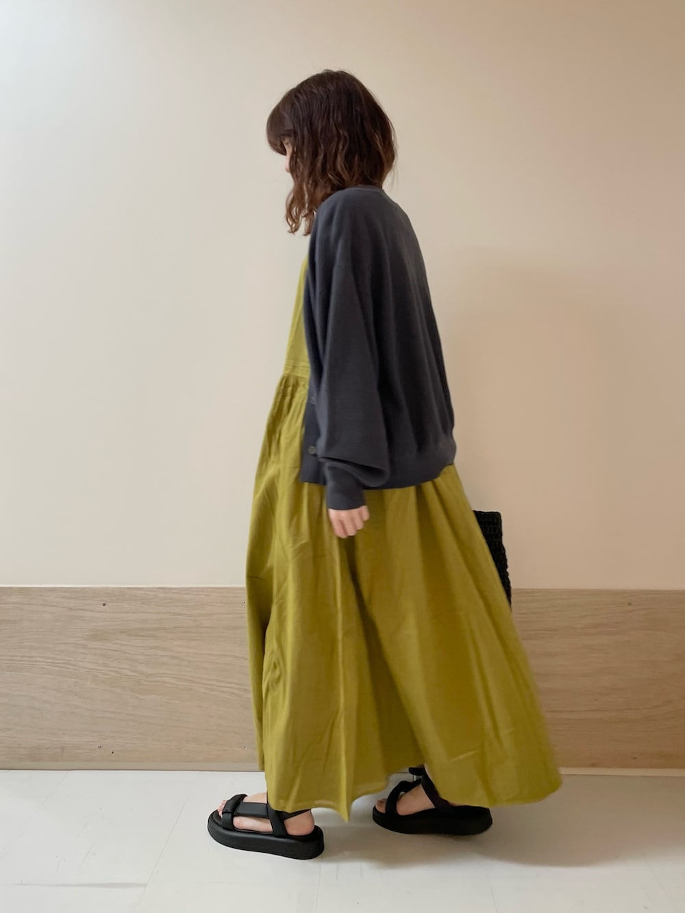 「URBAN RESEARCH DOORS、URBAN RESEARCH DOORS WOMENS、アーバンリサーチドアーズ、ワンピース、カーディガン、コットンニット、黄色、マスタード、きれいめカジュアル、シンプルコーデ、お出かけコーデ、休日スタイル、低身長コーデ、骨格ストレート」｜「URBAN RESEARCH DOORSのコットンボイルリバーシブルワンピース（ワンピース、イエロー系）」を使った、ホンダ マユさん（レディース・152cm）の夏コーディネートの6枚目の写真