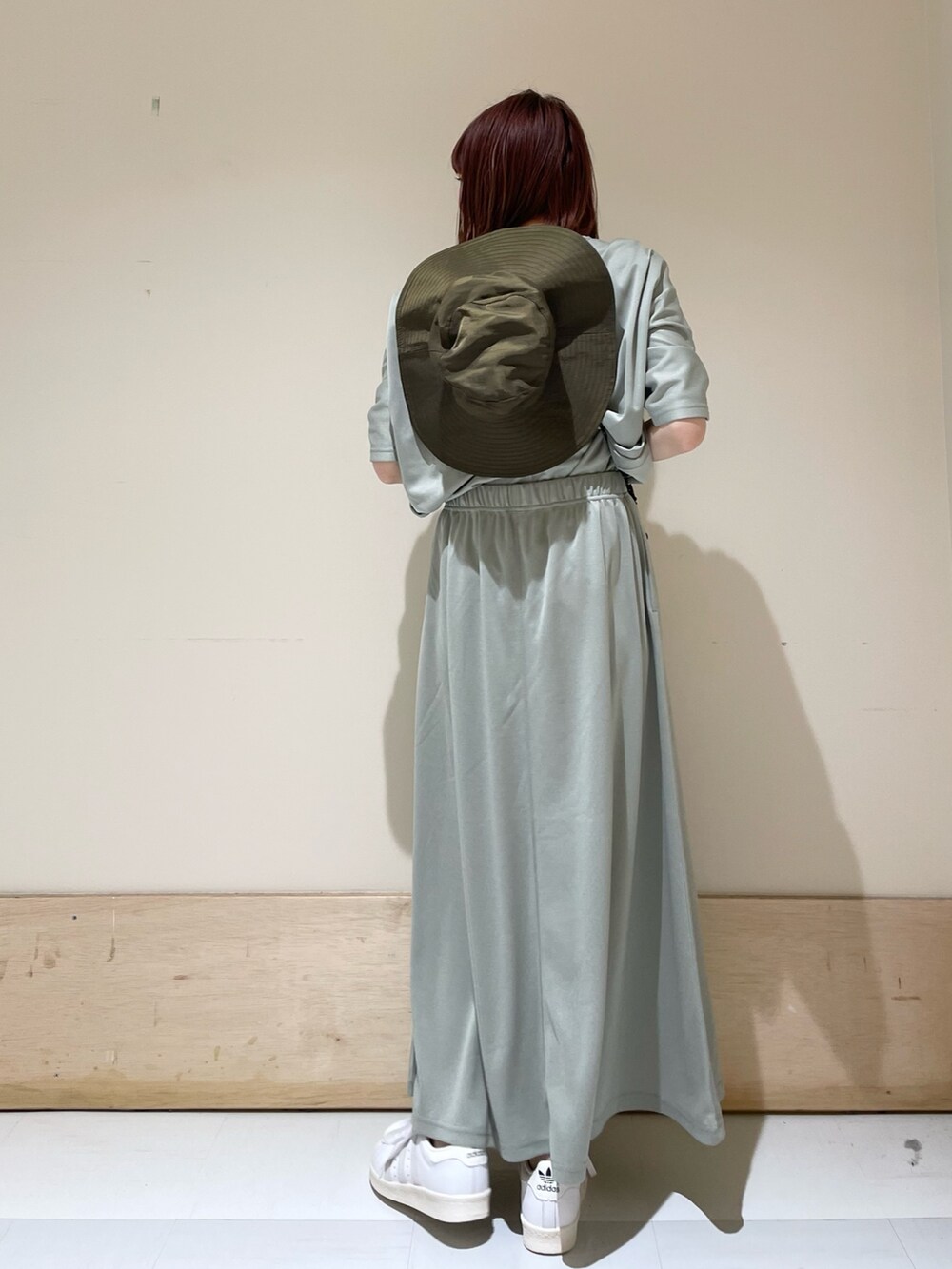 ホワイト系のスニーカー、グリーン系のスカート、グリーン系のTシャツ/カットソーを着用したレディースの春コーディネートの6枚目の写真