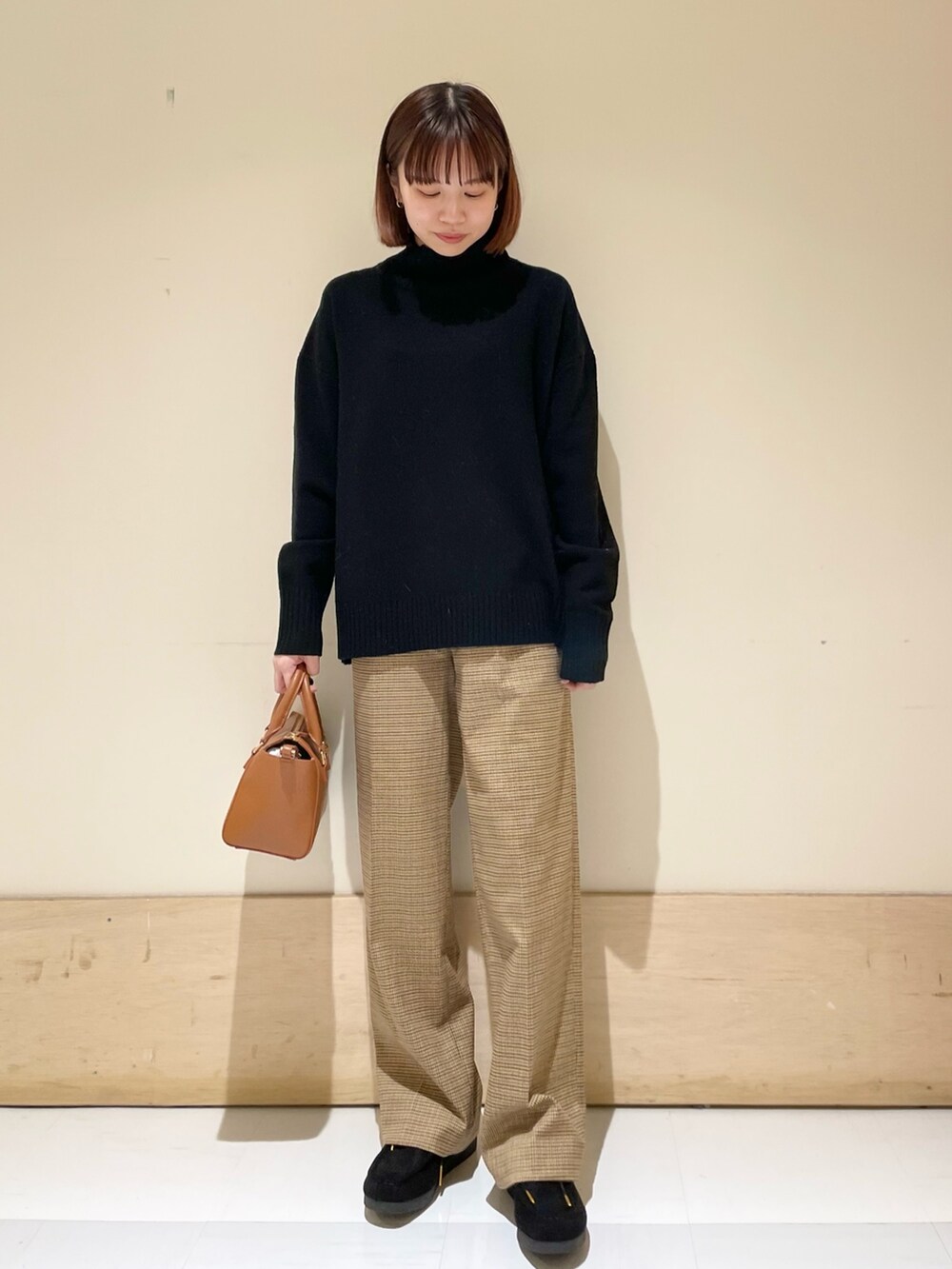 ベージュ系のその他パンツ、ブラック系のニット/セーターを着用したレディースの冬コーディネートの3枚目の写真