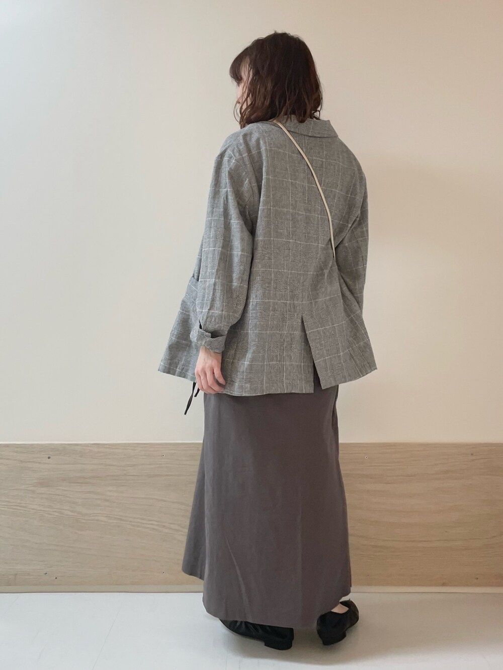 ホワイト系のTシャツ/カットソー、その他のその他アウター、ブラック系のバレエシューズを着用したレディースの春コーディネートの7枚目の写真