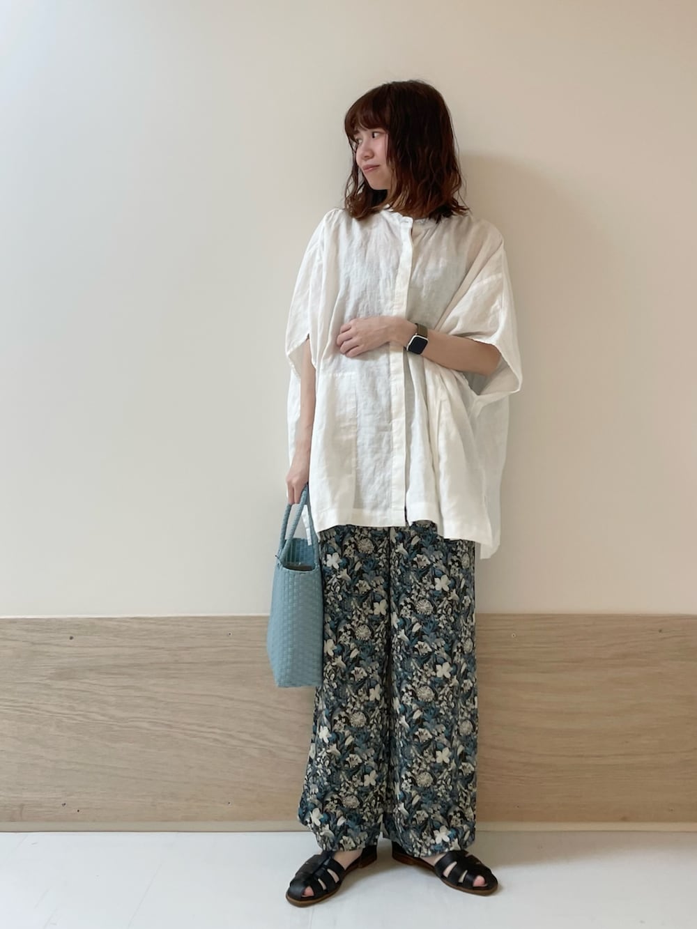 「URBAN RESEARCH DOORS、URBAN RESEARCH DOORS WOMENS、アーバンリサーチドアーズ、柄パンツ、花柄、花柄パンツ、イージーパンツ、きれいめカジュアル、春夏コーデ、お出かけコーデ、休日スタイル、シンプルコーデ、オトナカジュアル、低身長コーデ、骨格ストレート」｜「かぐれのリネンスクエアケープブラウス（シャツ/ブラウス、ホワイト系）」を使った、ホンダ マユさん（レディース・152cm）の春コーディネートの3枚目の写真