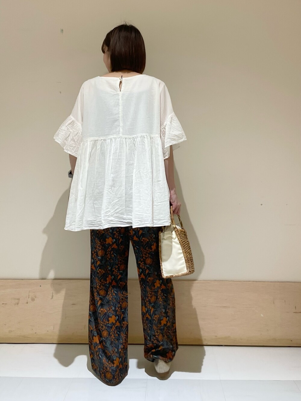 ベージュ系のハンドバッグ、ゴールド系のパンプス、オレンジ系のその他パンツを着用したレディースの夏コーディネートの5枚目の写真