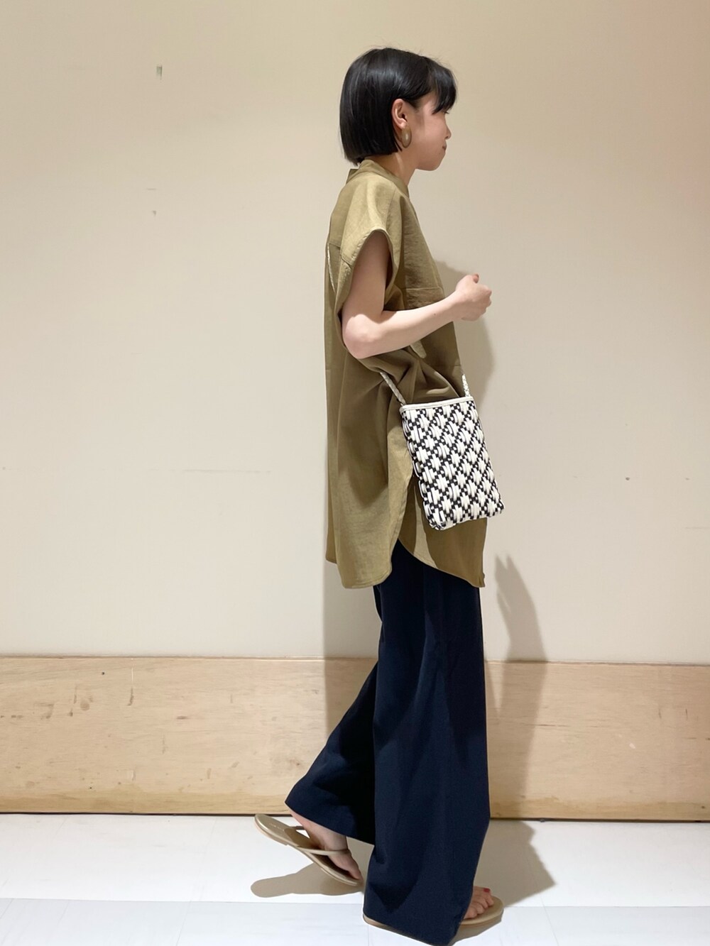 「URBAN RESEARCH DOORS、URBAN RESEARCH DOORS WOMENS、アーバンリサーチドアーズ、ビッグシルエット、ビッグシャツ、お出かけコーデ、きれいめカジュアル、夏コーデ、休日スタイル、春夏コーデ、サコッシュ、低身長、低身長コーデ、オトナカジュアル、骨格ウェーブ」|「URBAN RESEARCH DOORSのレーヨンコットンイージーパンツ(その他パンツ、ブルー系)」を使った、ホンダ マユさん(レディース・152cm)の夏コーディネートの5枚目の写真