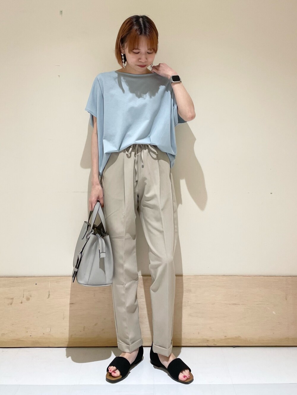 ベージュ系のその他パンツ、ブルー系のTシャツ/カットソー、ブラック系のサンダルを着用したレディースの夏コーディネートの3枚目の写真