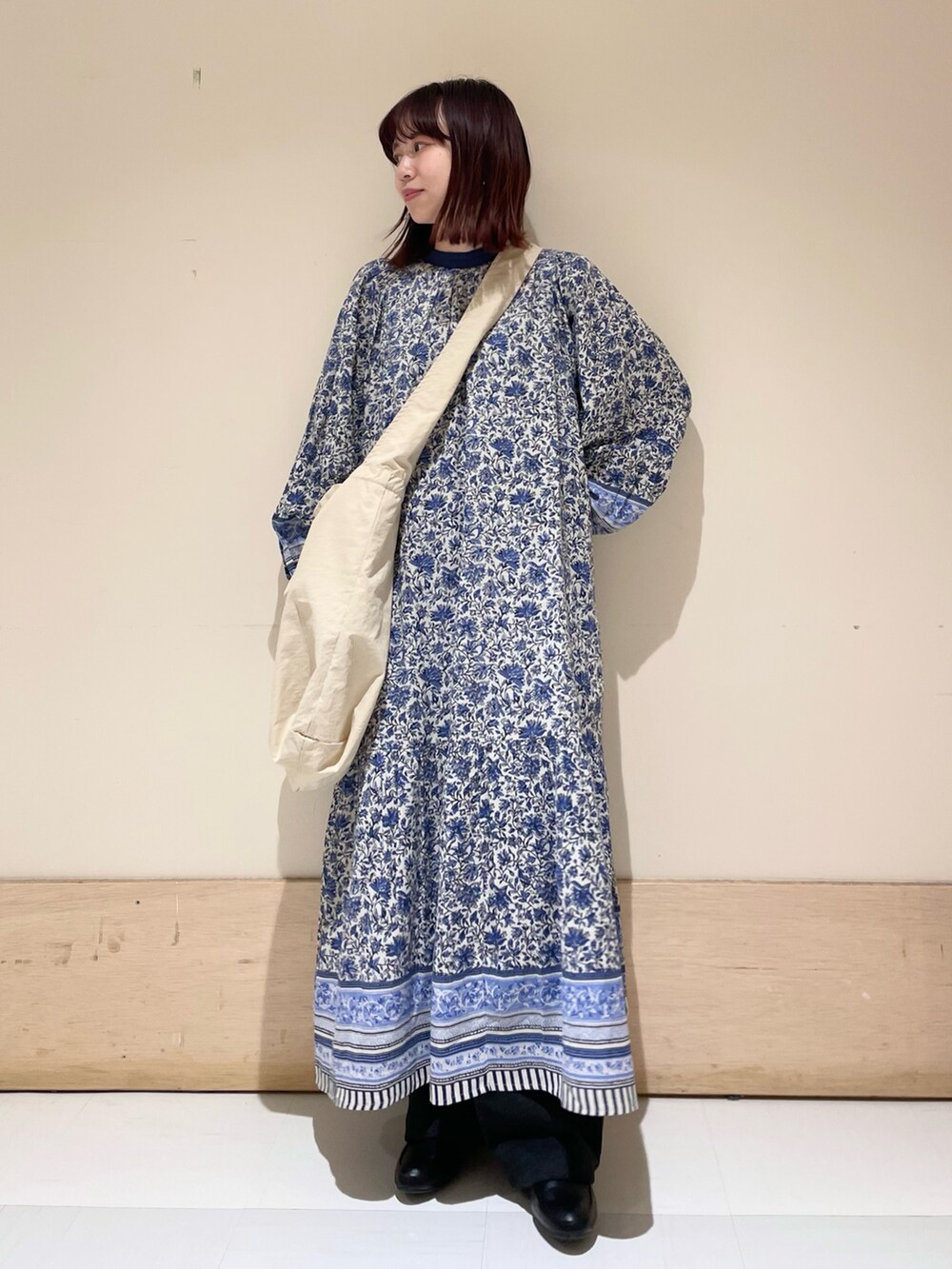 グレー系のショルダーバッグ、ブルー系のワンピース、グレー系のその他パンツを着用したレディースの冬コーディネートの4枚目の写真