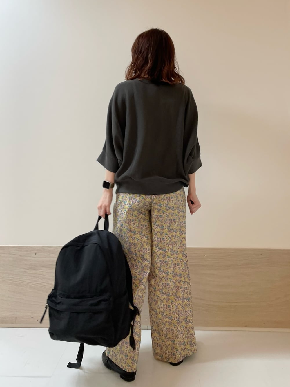 「URBAN RESEARCH DOORS、URBAN RESEARCH DOORS WOMENS、アーバンリサーチドアーズ、かぐれ、リバティ、イージーパンツ、春夏コーデ、きれいめカジュアル、お出かけコーデ、休日スタイル、低身長、低身長コーデ、骨格ストレート、シンプルコーデ、楽チンコーデ」｜「URBAN RESEARCH DOORSのウォッシャブルマルチ収納リュック（バックパック/リュック、ブラック系）」を使った、ホンダ マユさん（レディース・152cm）の春コーディネートの7枚目の写真
