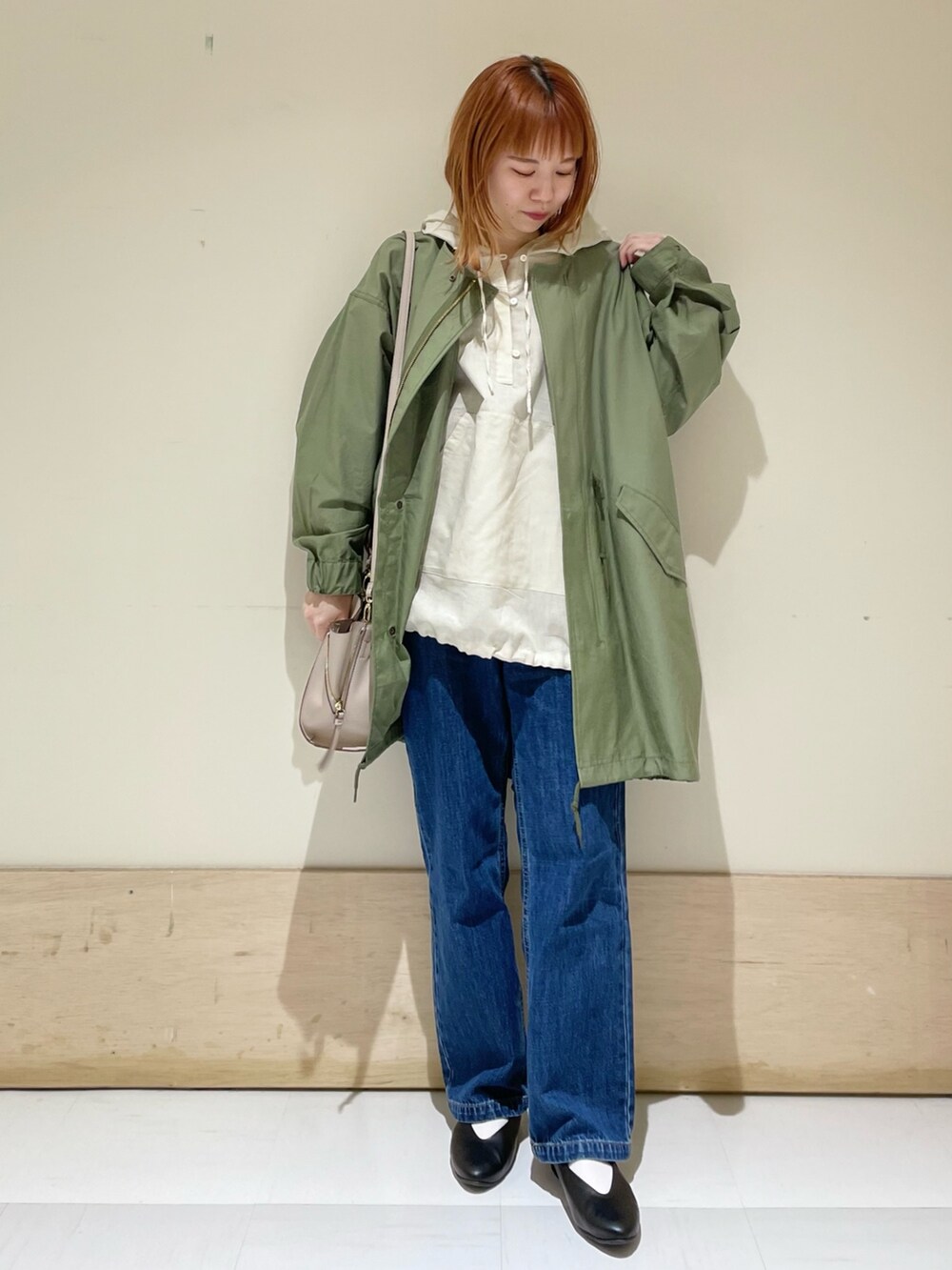 「URBAN RESEARCH DOORS、URBAN RESEARCH DOORS WOMENS、アーバンリサーチドアーズ、コットンラミー、パーカー、モッズコート、春アウター、デニム、ワイドパンツ、ワイトデニム、春服デビュー宣言、きれいめカジュアル、ビッグシルエット、休日スタイル、シンプルコーデ」|「URBAN RESEARCH DOORSのノーカラーモッズコート(モッズコート、グリーン系)」を使った、ホンダ マユさん(レディース・152cm)の春コーディネートの5枚目の写真