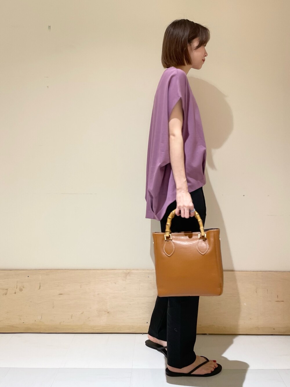 パープル系のTシャツ/カットソー、ブラック系のサンダル、ブラック系のその他パンツを着用したレディースの夏コーディネートの4枚目の写真