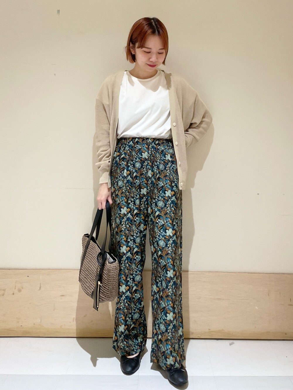 ブルー系のその他パンツ、グレー系のトートバッグ、ブラック系のバレエシューズを着用したレディースの春コーディネートの2枚目の写真