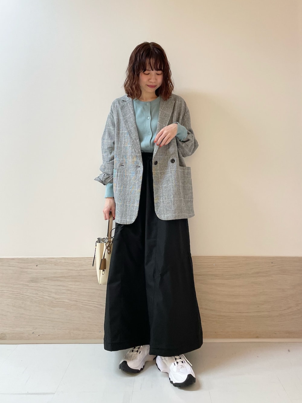 その他のその他アウター、グリーン系のカーディガン/ボレロ、ブラック系のスカートを着用したレディースの春コーディネートの3枚目の写真