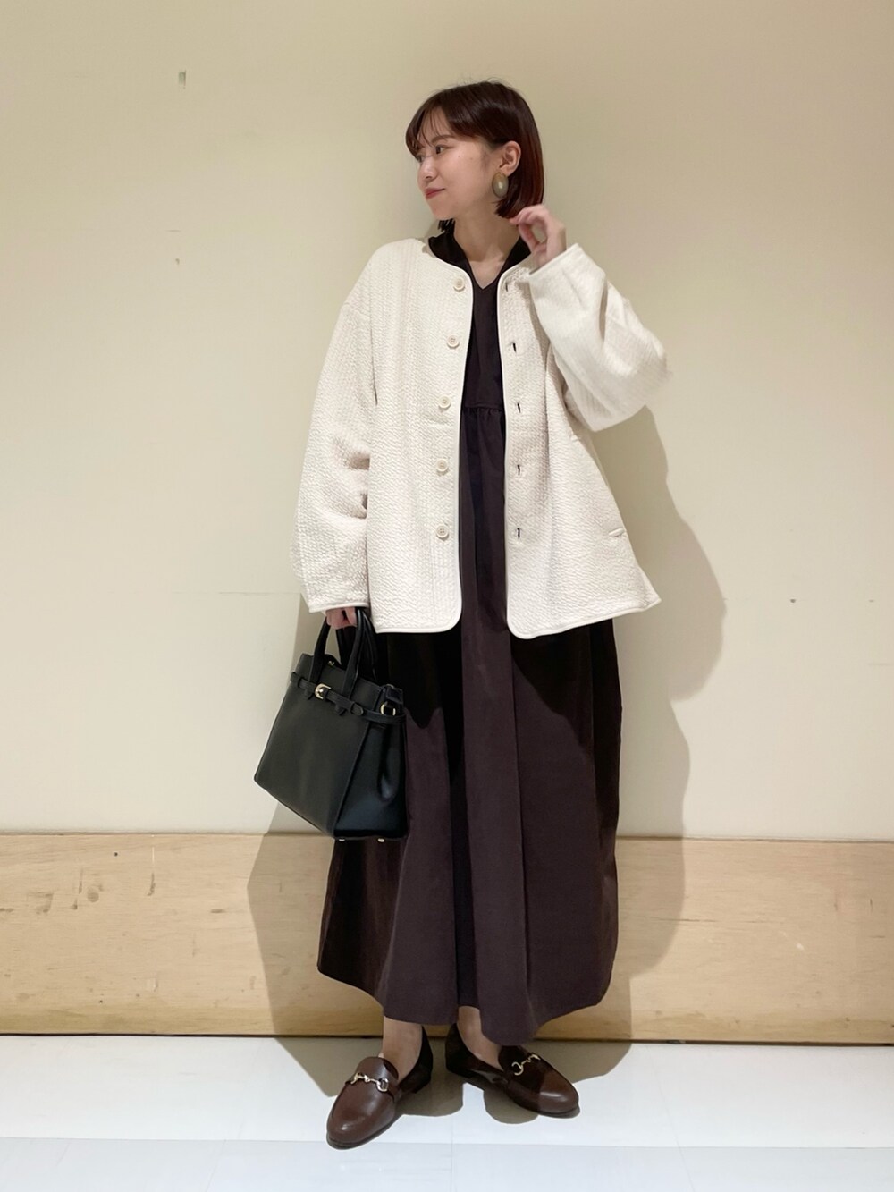 「URBAN RESEARCH DOORS WOMENS、URBAN RESEARCH DOORS、アーバンリサーチドアーズ、アウター、秋アウター、キルトジャケット、ワンピース、ギャザーワンピース、ローファー、ビッグシルエット、お出かけコーデ、ファッションを楽しもう、きれいめカジュアル、冬コーデ、大人カジュアル」｜「URBAN RESEARCH DOORSのVネックギャザーワンピース（ワンピース、ブラウン系）」を使った、ホンダ マユさん（レディース・152cm）の秋コーディネートの2枚目の写真
