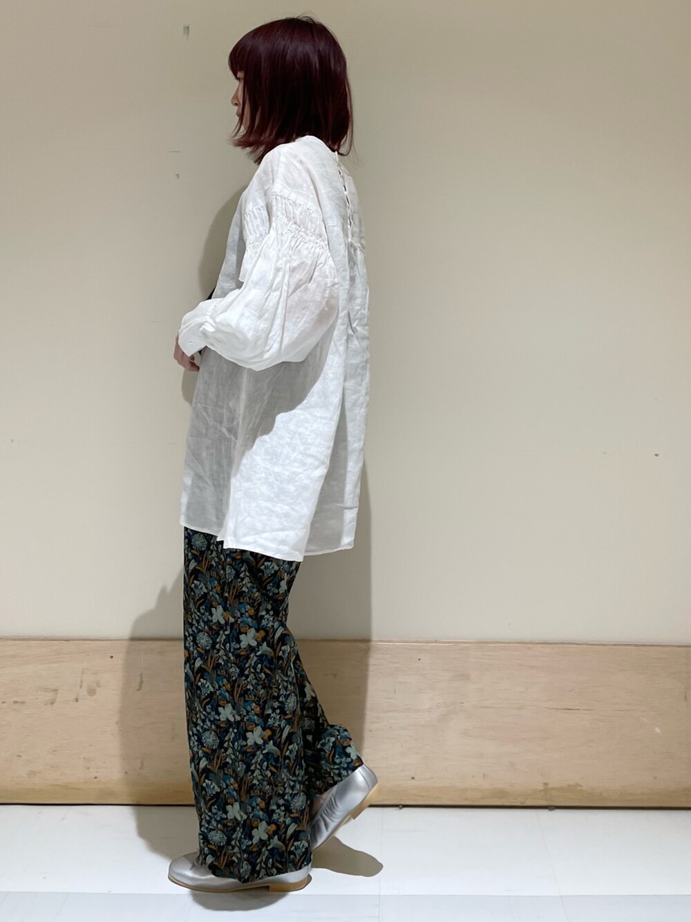 ブルー系のその他パンツ、ブラック系のショルダーバッグ、ホワイト系のシャツ/ブラウスを着用したレディースの春コーディネートの4枚目の写真