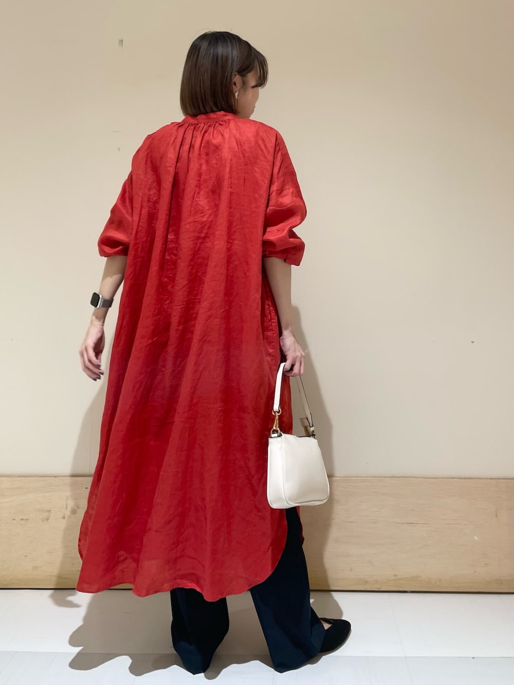 ブルー系のその他パンツ、レッド系のワンピース、ベージュ系のショルダーバッグを着用したレディースの夏コーディネートの6枚目の写真