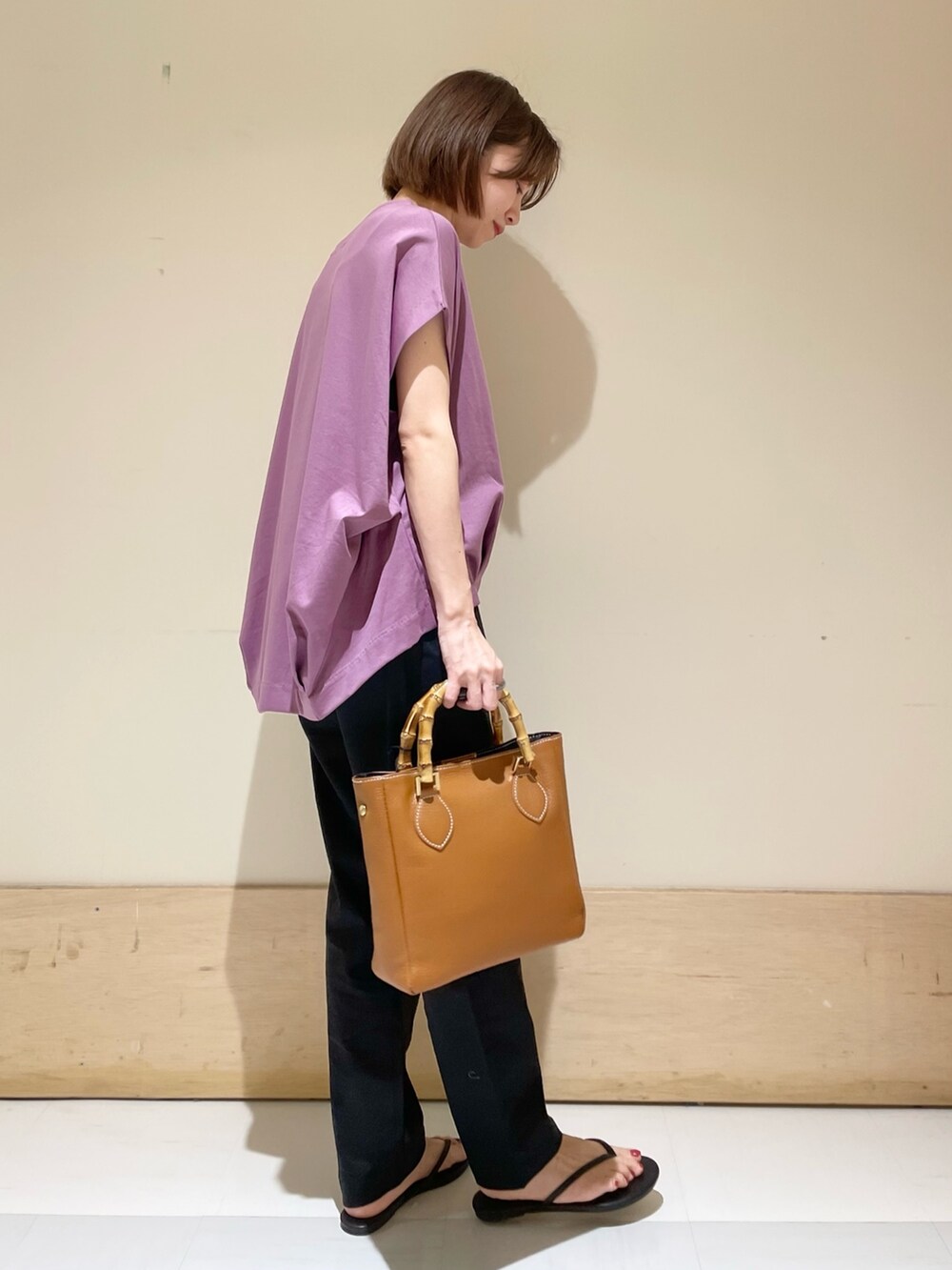 パープル系のTシャツ/カットソー、ブラック系のサンダル、ブラック系のその他パンツを着用したレディースの夏コーディネートの5枚目の写真