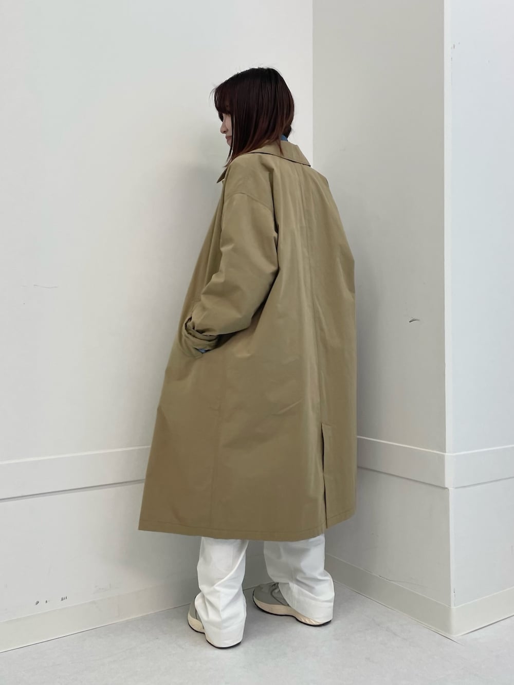 グレー系のスニーカー、ピンク系のTシャツ/カットソー、ホワイト系のその他パンツを着用したレディースの春コーディネートの6枚目の写真