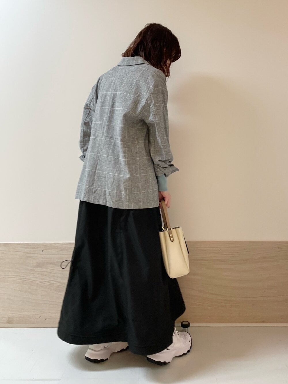 その他のその他アウター、グリーン系のカーディガン/ボレロ、ブラック系のスカートを着用したレディースの春コーディネートの7枚目の写真