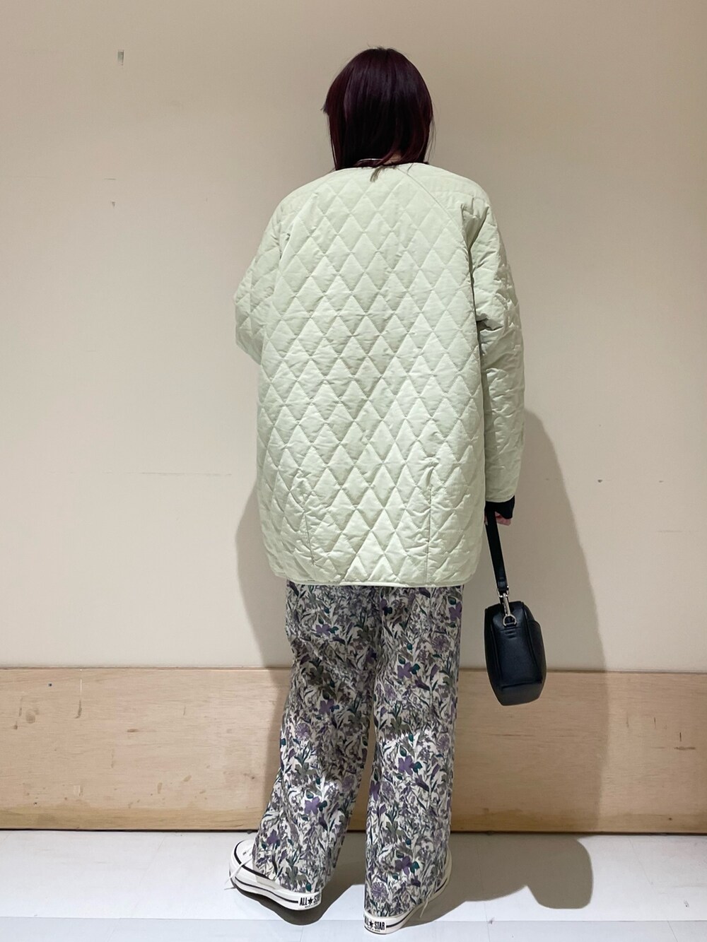 「URBAN RESEARCH DOORS、URBAN RESEARCH DOORS WOMENS、アーバンリサーチドアーズ、春アウター、花柄、花柄パンツ、春ニット、コットンニット、コンバース、converse、休日スタイル、春コーデ、カジュアルコーデ、大人カジュアル、低身長コーデ」｜「URBAN RESEARCH DOORSのボトルネックワイドプルオーバー（ニット/セーター、ブルー系）」を使った、ホンダ マユさん（レディース・152cm）の春コーディネートの6枚目の写真