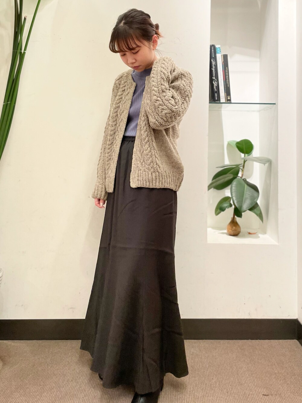 ブルー系のニット/セーター、グレー系のニット/セーター、グレー系のスカートを着用したレディースの秋コーディネートの2枚目の写真