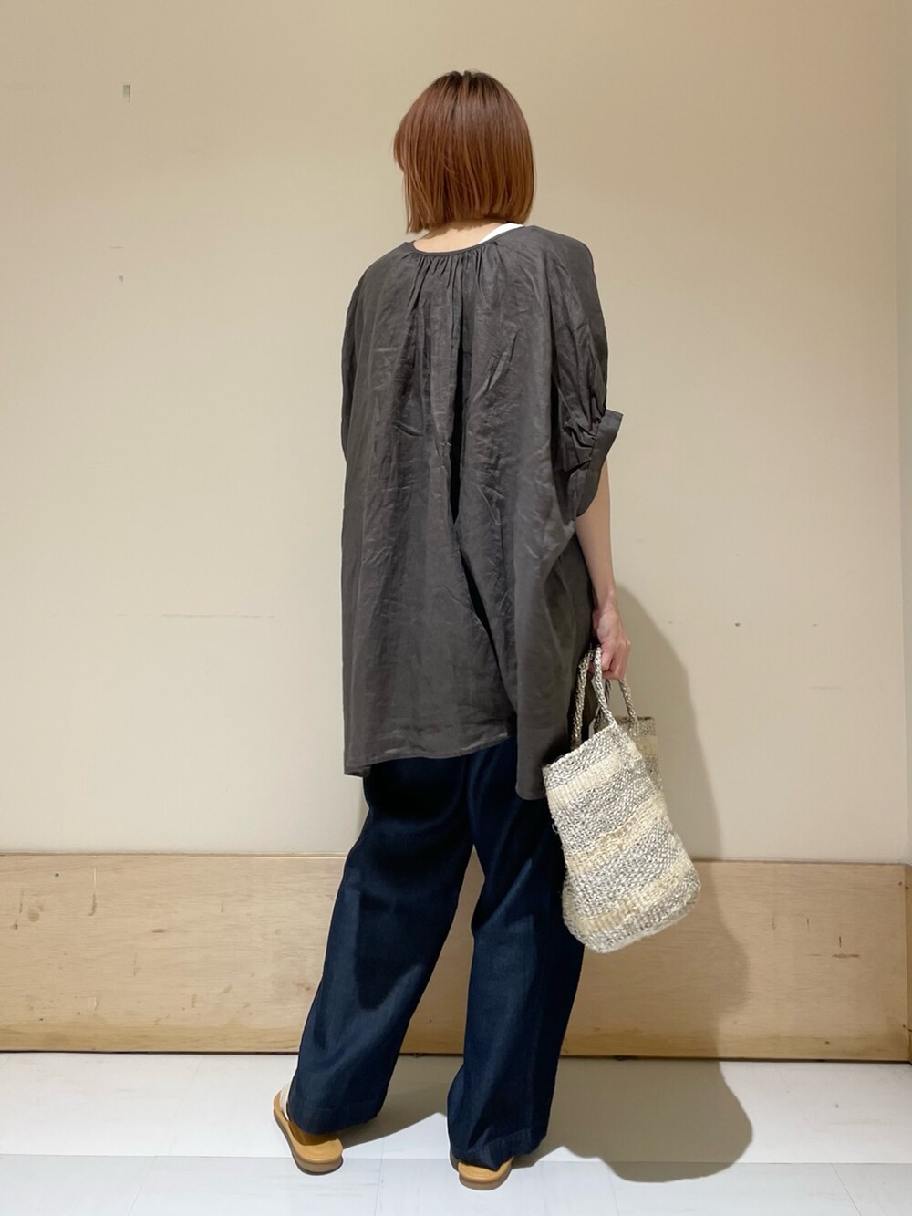 ブルー系のその他パンツ、ホワイト系のハンドバッグ、ホワイト系のサンダルを着用したレディースの夏コーディネートの5枚目の写真