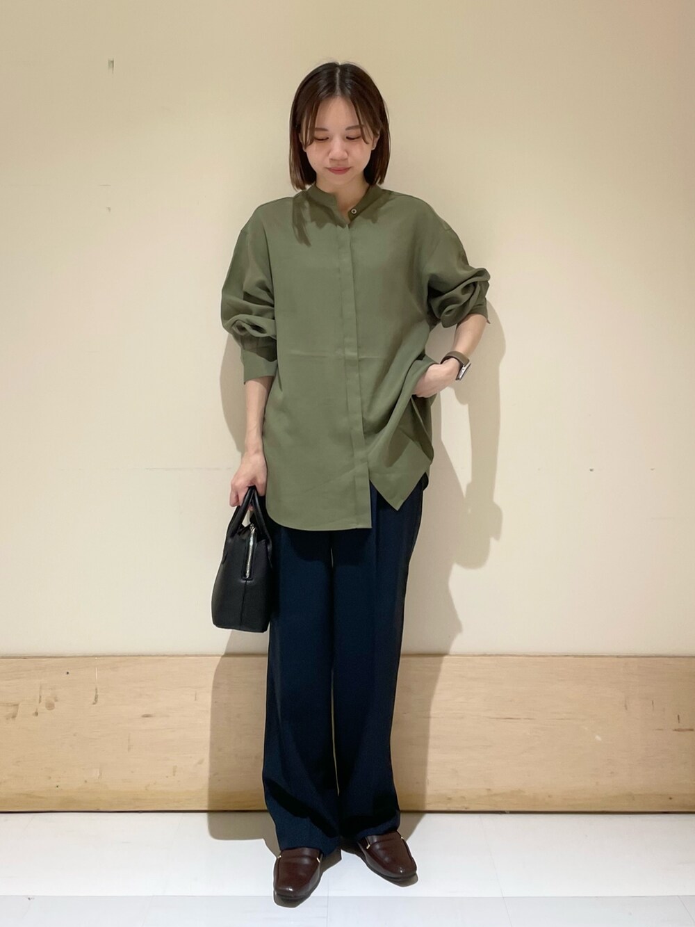 グリーン系のシャツ/ブラウス、ブルー系のその他パンツ、ブラック系のショルダーバッグを着用したレディースの秋コーディネートの2枚目の写真