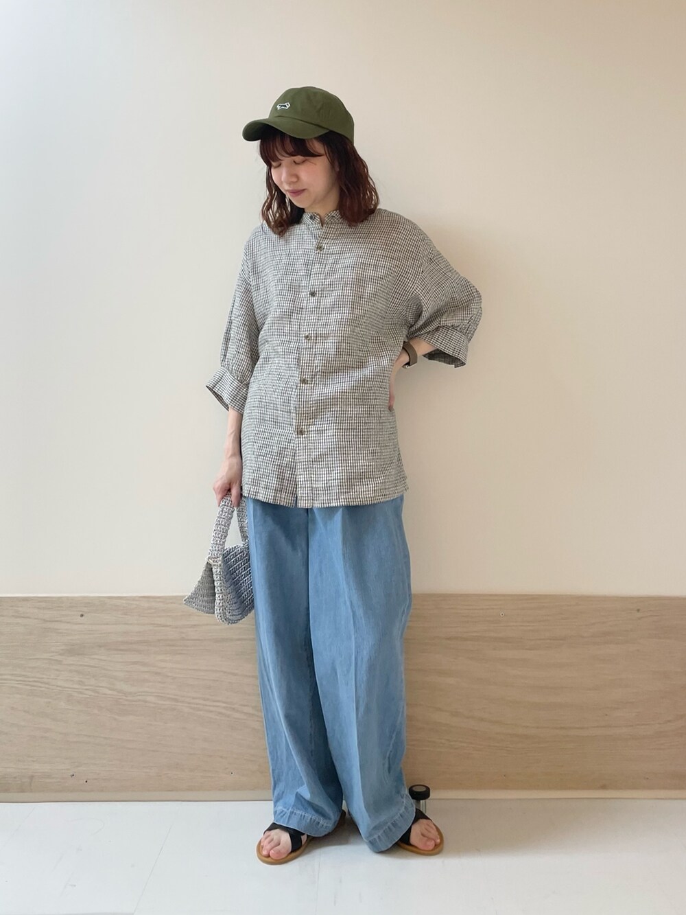 「URBAN RESEARCH DOORS、URBAN RESEARCH DOORS WOMENS、アーバンリサーチドアーズ、FORK&SPOON、チェックシャツ、リネン、リネンシャツ、デニム、春夏コーデ、お出かけコーデ、休日スタイル、カジュアルコーデ、キャップ、低身長コーデ、骨格ストレート」｜「URBAN RESEARCH DOORSのカッティングサンダル（サンダル、ブラック系）」を使った、ホンダ マユさん（レディース・152cm）の春コーディネートの4枚目の写真