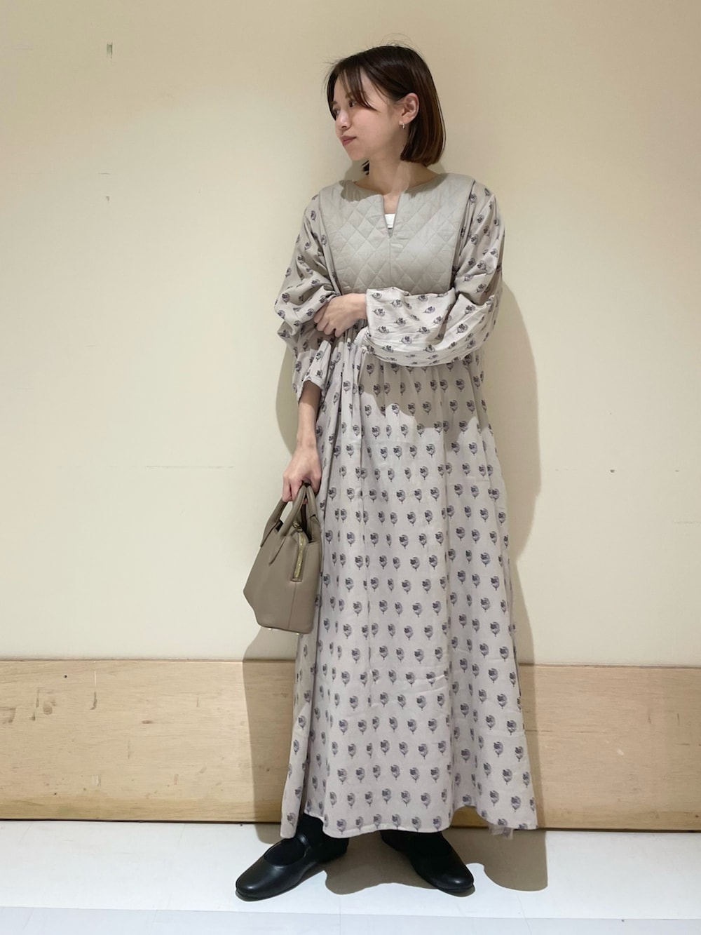 ブラック系のその他シューズ、ベージュ系のワンピース、グレー系のショルダーバッグを着用したレディースの秋コーディネートの3枚目の写真