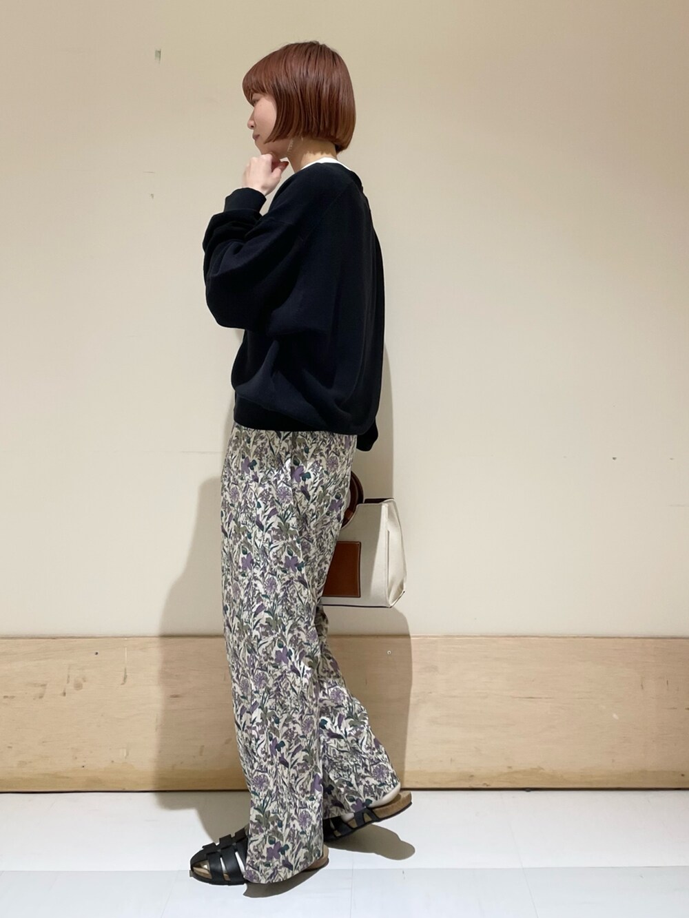 パープル系のその他パンツ、ブラック系のニット/セーター、ホワイト系のタンクトップを着用したレディースの春コーディネートの5枚目の写真