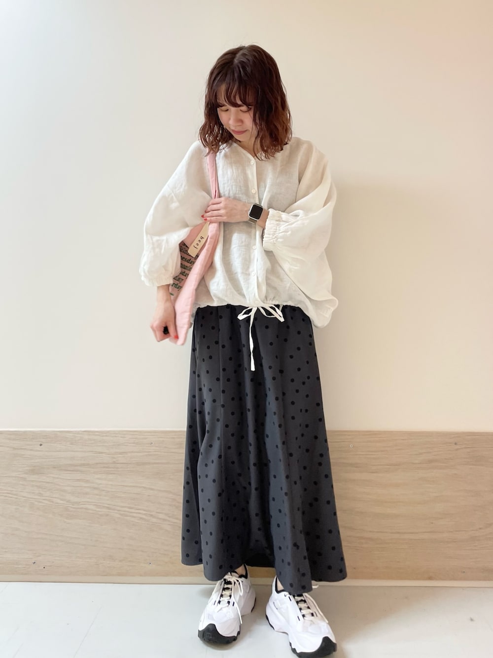 ホワイト系のシャツ/ブラウス、グレー系のスカート、ピンク系のトートバッグを着用したレディースの春コーディネートの2枚目の写真