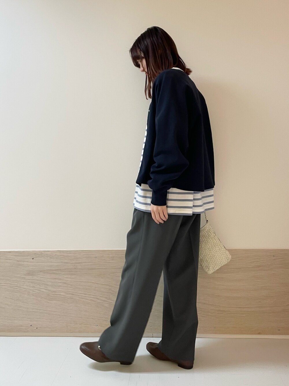 ブルー系のTシャツ/カットソー、ブルー系のカーディガン/ボレロ、ホワイト系のショルダーバッグを着用したレディースの春コーディネートの5枚目の写真