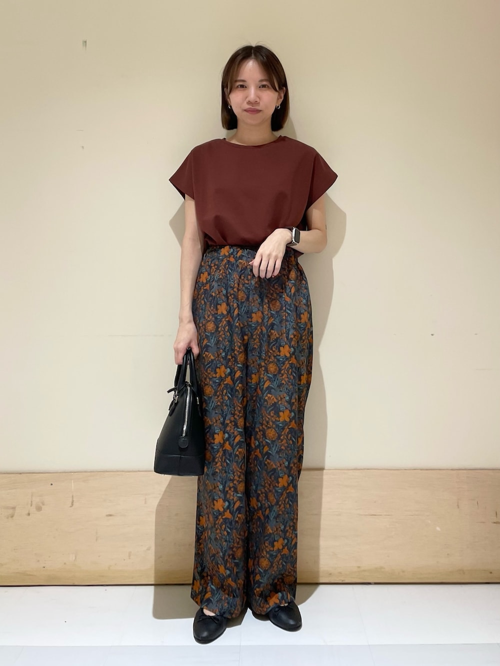 オレンジ系のその他パンツ、レッド系のTシャツ/カットソー、ブラック系のショルダーバッグを着用したレディースの夏コーディネートの2枚目の写真