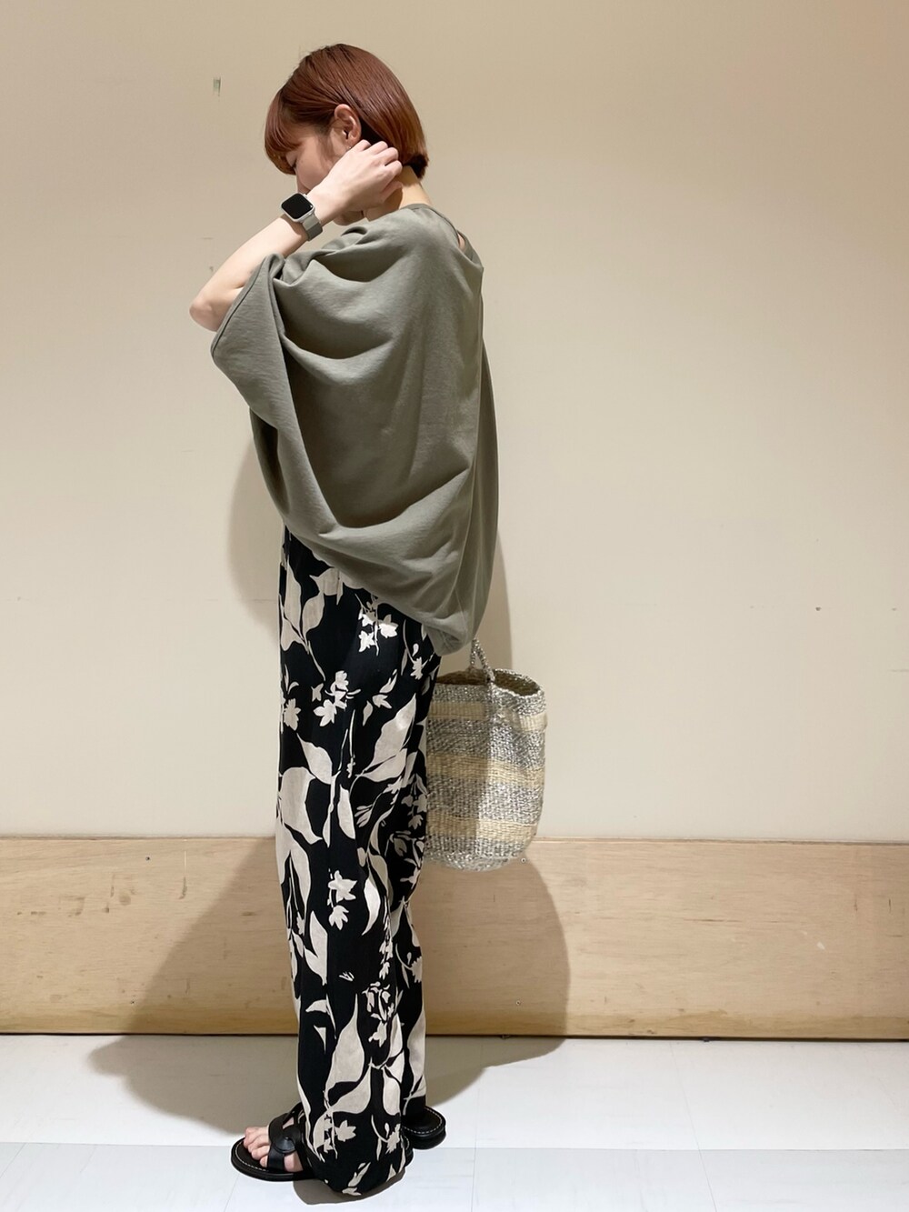 ブラック系のその他パンツ、グリーン系のTシャツ/カットソー、ホワイト系のハンドバッグを着用したレディースの春コーディネートの4枚目の写真