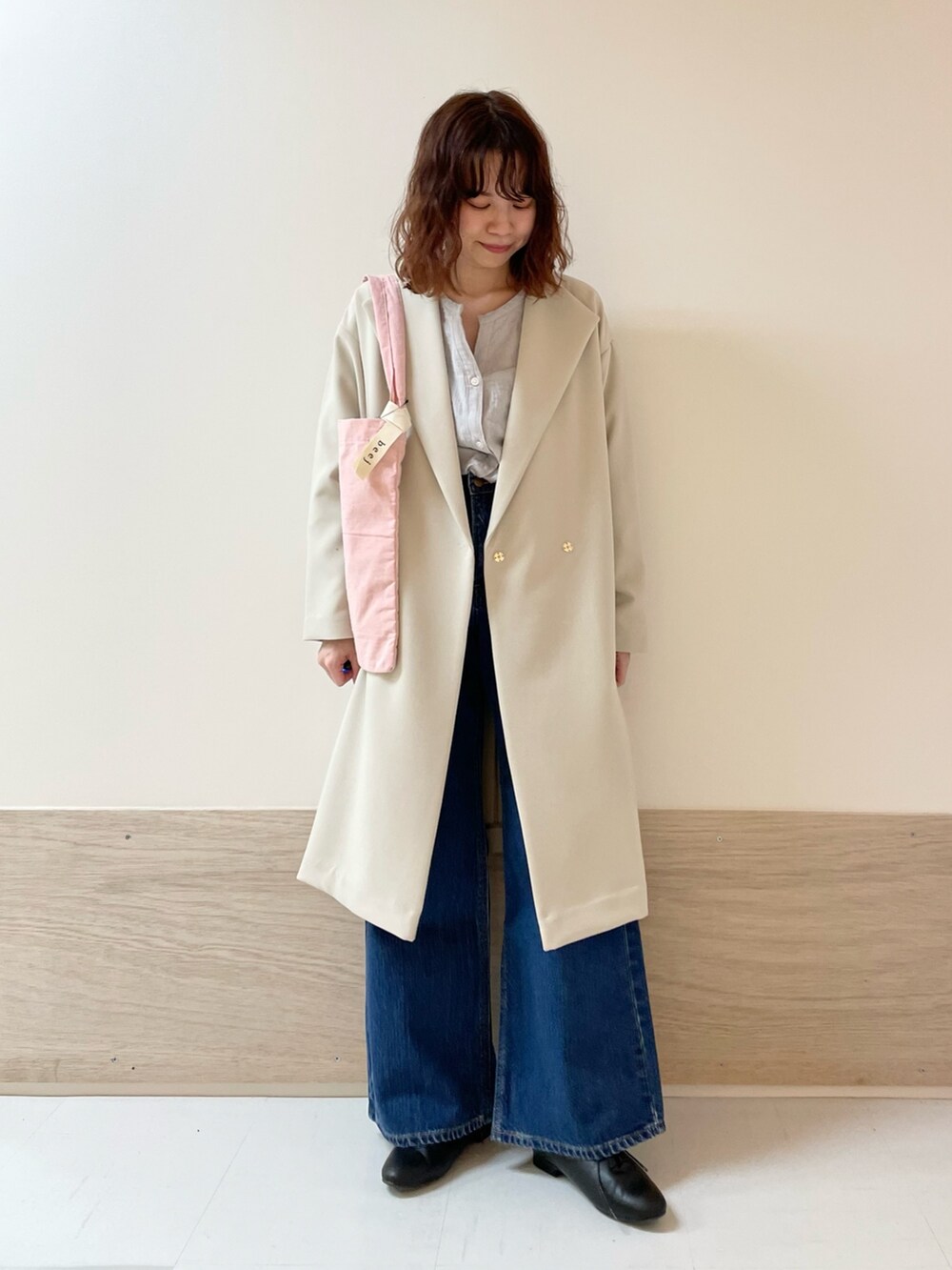 ブルー系のその他パンツ、ピンク系のトートバッグ、グレー系のシャツ/ブラウスを着用したレディースの春コーディネートの3枚目の写真