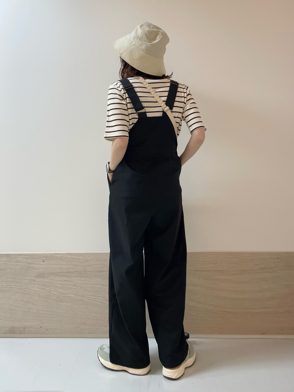 ブラウン系のTシャツ/カットソー、グレー系のスニーカー、ベージュ系のショルダーバッグを着用したレディースの春コーディネートの6枚目の写真