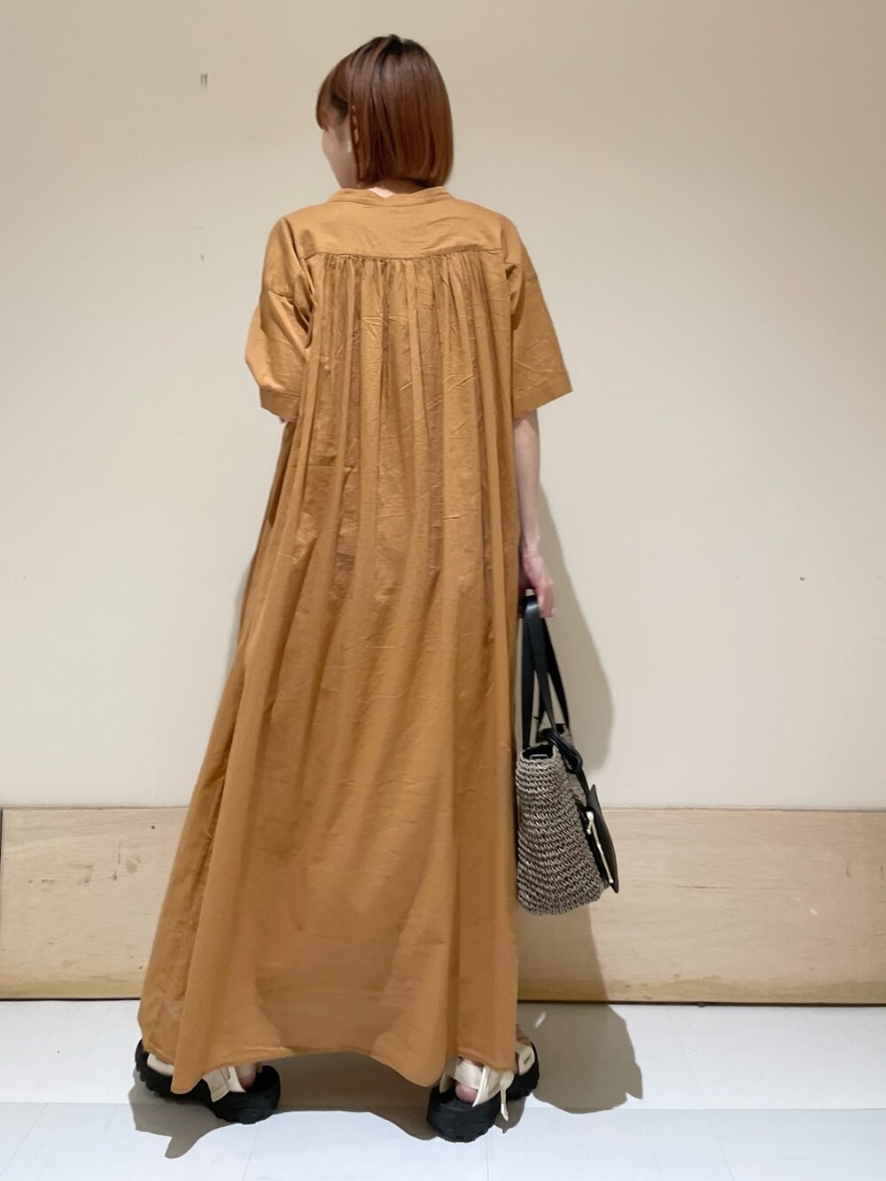 ブラウン系のワンピース、ホワイト系のサンダル、グレー系のトートバッグを着用したレディースの夏コーディネートの7枚目の写真