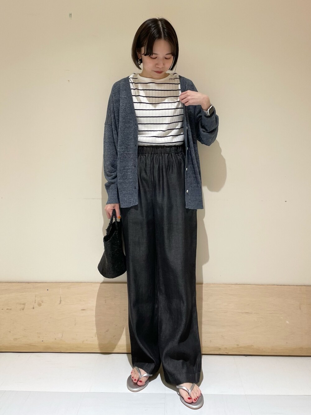 ブルー系のカーディガン/ボレロ、ホワイト系のTシャツ/カットソー、シルバー系のサンダルを着用したレディースの夏コーディネートの2枚目の写真