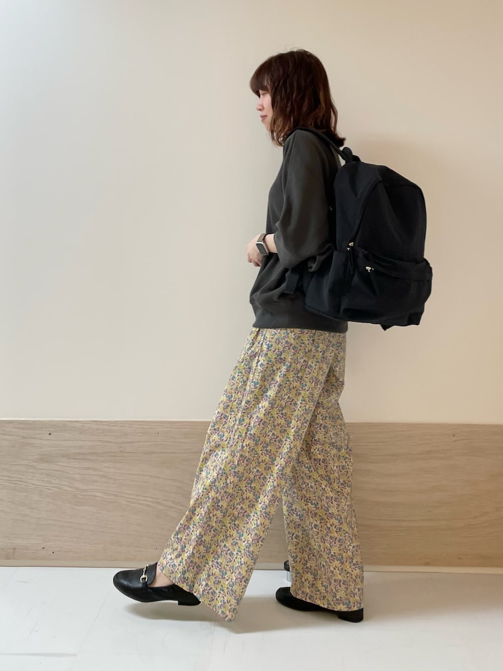 「URBAN RESEARCH DOORS、URBAN RESEARCH DOORS WOMENS、アーバンリサーチドアーズ、かぐれ、リバティ、イージーパンツ、春夏コーデ、きれいめカジュアル、お出かけコーデ、休日スタイル、低身長、低身長コーデ、骨格ストレート、シンプルコーデ、楽チンコーデ」｜「URBAN RESEARCH DOORSのウォッシャブルマルチ収納リュック（バックパック/リュック、ブラック系）」を使った、ホンダ マユさん（レディース・152cm）の春コーディネートの5枚目の写真