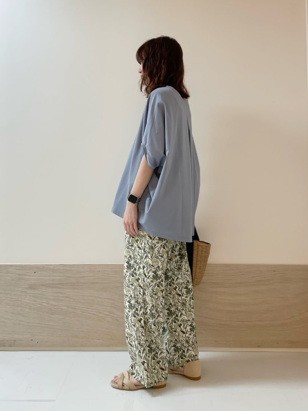 「URBAN RESEARCH DOORS、URBAN RESEARCH DOORS WOMENS、アーバンリサーチドアーズ、ブルー、花柄、花柄パンツ、フラワープリント、リラックススタイル、きれいめカジュアル、春夏コーデ、サンダル、お出かけコーデ、休日スタイル、低身長コーデ、骨格ストレート」｜「URBAN RESEARCH DOORSの『イージーケア』フラワープリントイージーパンツ（その他パンツ、ホワイト系）」を使った、ホンダ マユさん（レディース・152cm）の春コーディネートの5枚目の写真