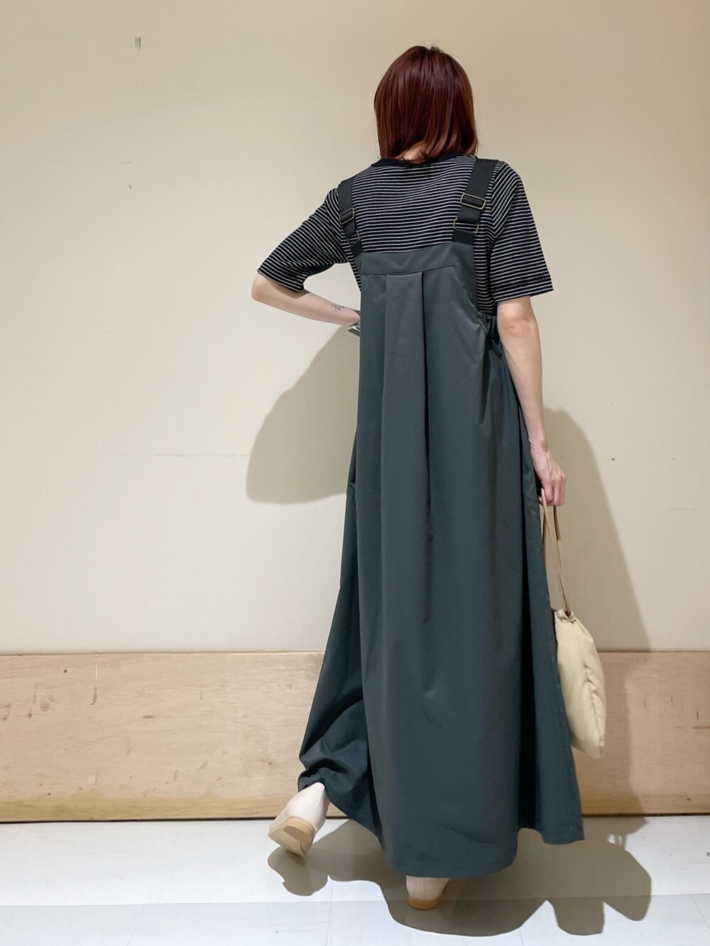 ベージュ系のショルダーバッグ、ピンク系のバレエシューズ、ホワイト系のTシャツ/カットソーを着用したレディースの春コーディネートの7枚目の写真