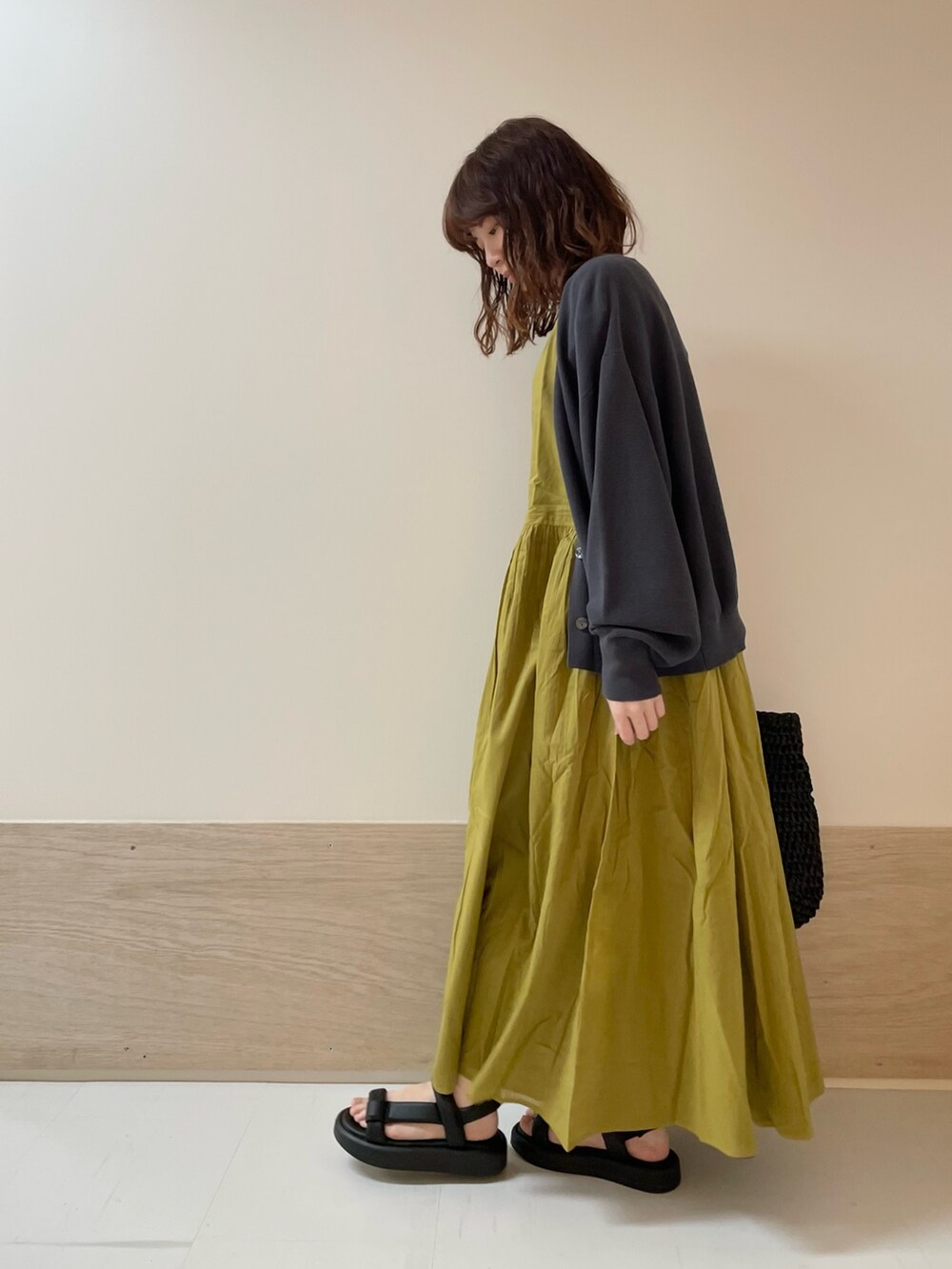 「URBAN RESEARCH DOORS、URBAN RESEARCH DOORS WOMENS、アーバンリサーチドアーズ、ワンピース、カーディガン、コットンニット、黄色、マスタード、きれいめカジュアル、シンプルコーデ、お出かけコーデ、休日スタイル、低身長コーデ、骨格ストレート」｜「URBAN RESEARCH DOORSのコットンボイルリバーシブルワンピース（ワンピース、イエロー系）」を使った、ホンダ マユさん（レディース・152cm）の夏コーディネートの5枚目の写真