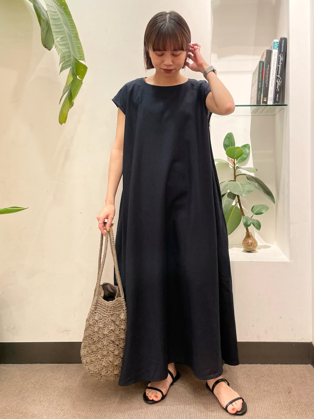 ブラック系のサンダル、ブルー系のワンピース、グレー系のトートバッグを着用したレディースの夏コーディネートの2枚目の写真