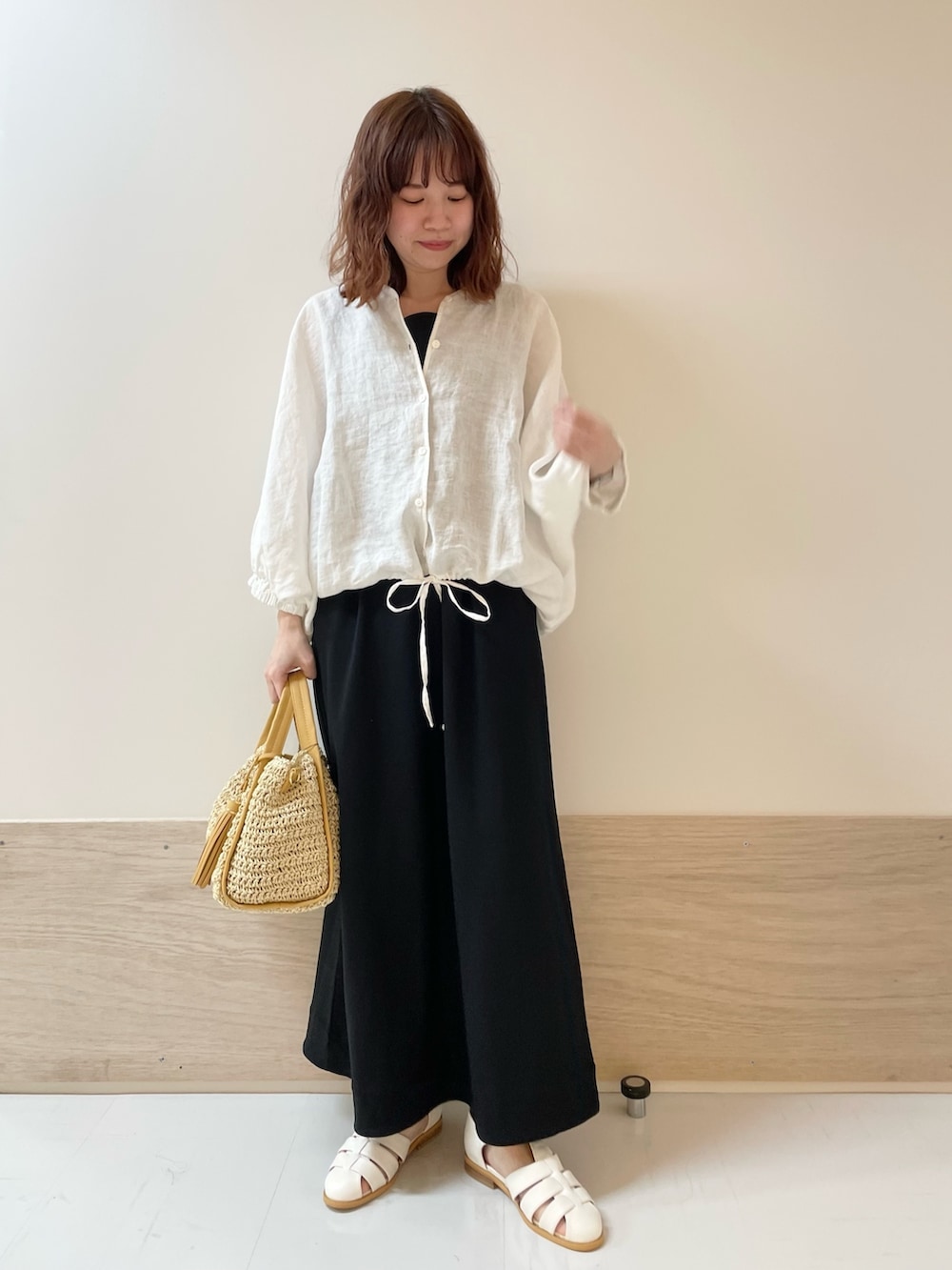 「URBAN RESEARCH DOORS、URBAN RESEARCH DOORS WOMENS、アーバンリサーチドアーズ、リネン、レイヤードスタイル、ワンピース、モノトーンコーデ、シンプルコーデ、大人カジュアル、春夏コーデ、お出かけコーデ、休日スタイル、低身長コーデ、骨格ストレート、グルカサンダル」｜「URBAN RESEARCH DOORSのリネンドロストドルマンブラウス（シャツ/ブラウス、ホワイト系）」を使った、ホンダ マユさん（レディース・152cm）の春コーディネートの2枚目の写真