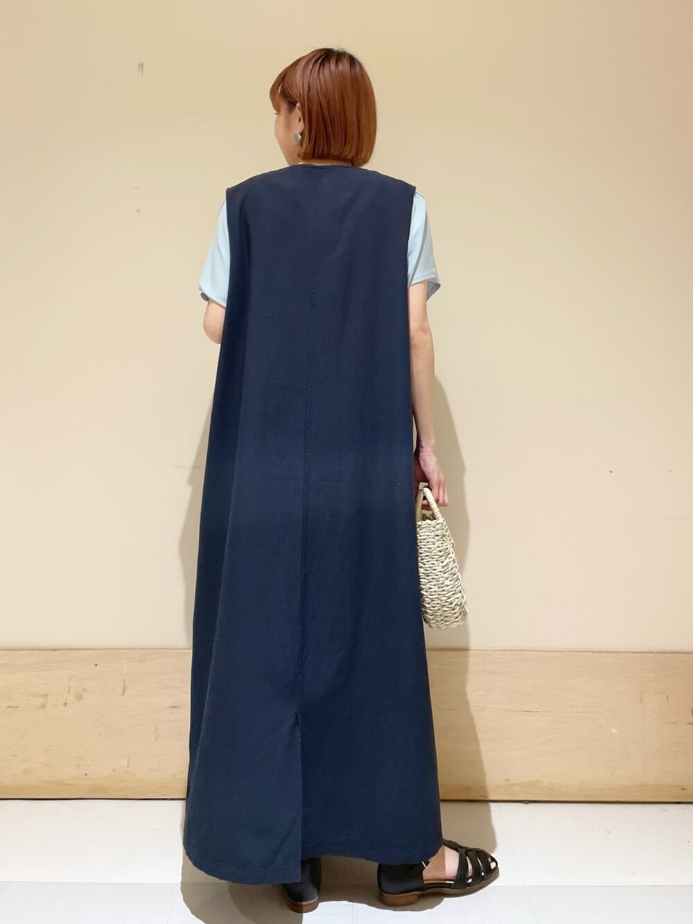 ブルー系のTシャツ/カットソー、ブルー系のワンピース、グレー系のかごバッグを着用したレディースの春コーディネートの6枚目の写真