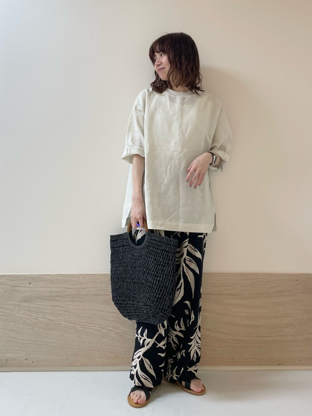 「URBAN RESEARCH DOORS、URBAN RESEARCH DOORS WOMENS、アーバンリサーチドアーズ、fork&spoon、モノトーンコーデ、柄パンツ、リネンパンツ、イージーパンツ、シンプルコーデ、春夏コーデ、低身長コーデ、お出かけコーデ、休日スタイル、きれいめカジュアル、骨格ストレート」｜「FORK&SPOONのFORK&SPOON　リネン混ショートスリーブプルオーバー（Tシャツ/カットソー、ホワイト系）」を使った、ホンダ マユさん（レディース・152cm）の春コーディネートの2枚目の写真