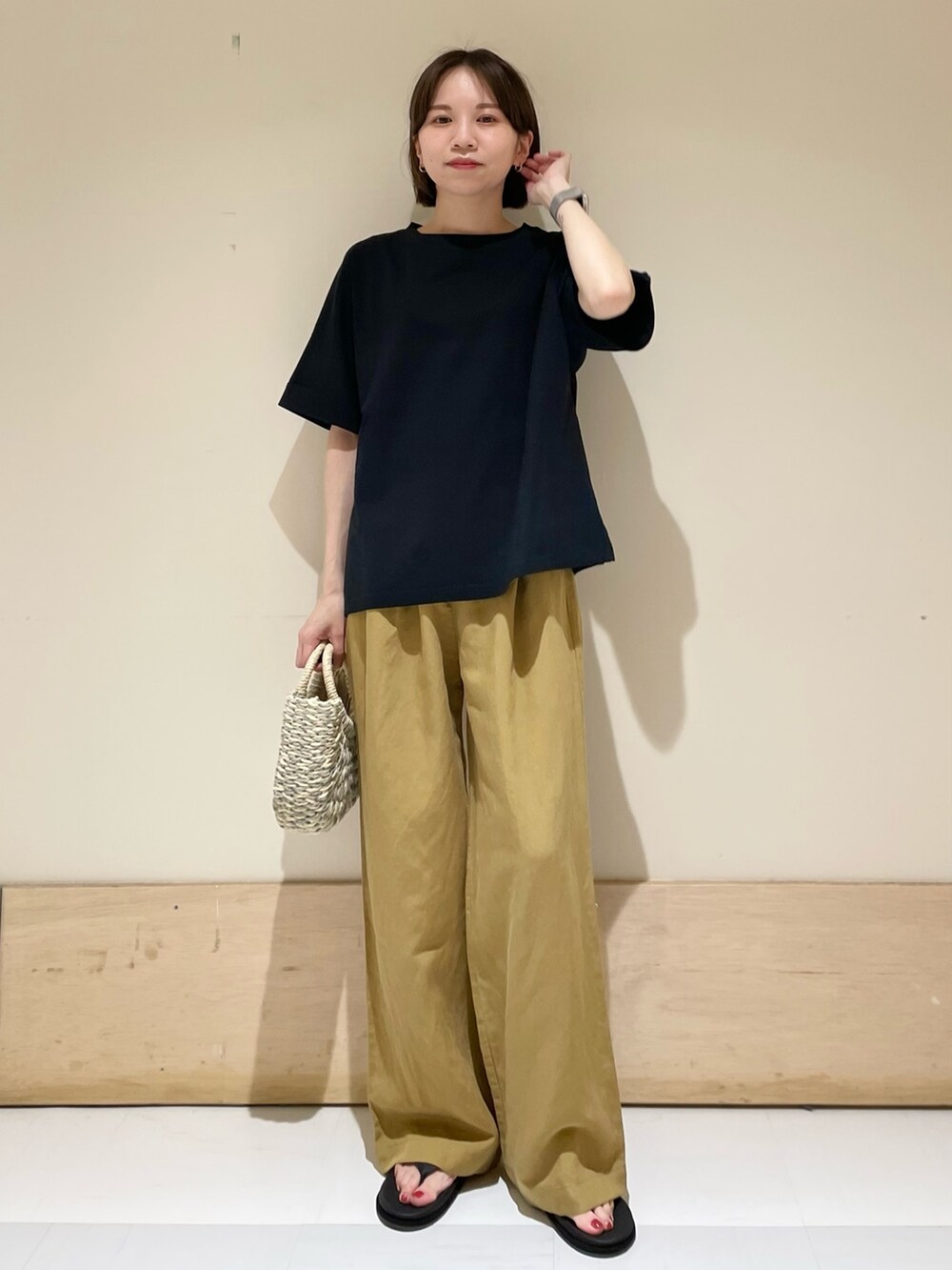 ブラック系のTシャツ/カットソー、イエロー系のその他パンツ、グレー系のかごバッグを着用したレディースの夏コーディネートの3枚目の写真