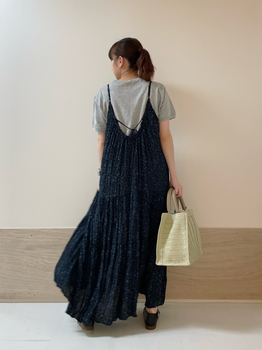 「URBAN RESEARCH DOORS、URBAN RESEARCH DOORS WOMENS、アーバンリサーチドアーズ、fork&spoon、キャミワンピ、花柄、花柄ワンピース、レイヤードスタイル、春夏コーデ、お出かけコーデ、休日スタイル、きれいめカジュアル、大人カジュアル、低身長コーデ、骨格ストレート」｜「FORK&SPOONのFORK&SPOON　ヘビーウェイト天竺ショートスリーブTシャツ（Tシャツ/カットソー、グレー系）」を使った、ホンダ マユさん（レディース・152cm）の春コーディネートの9枚目の写真
