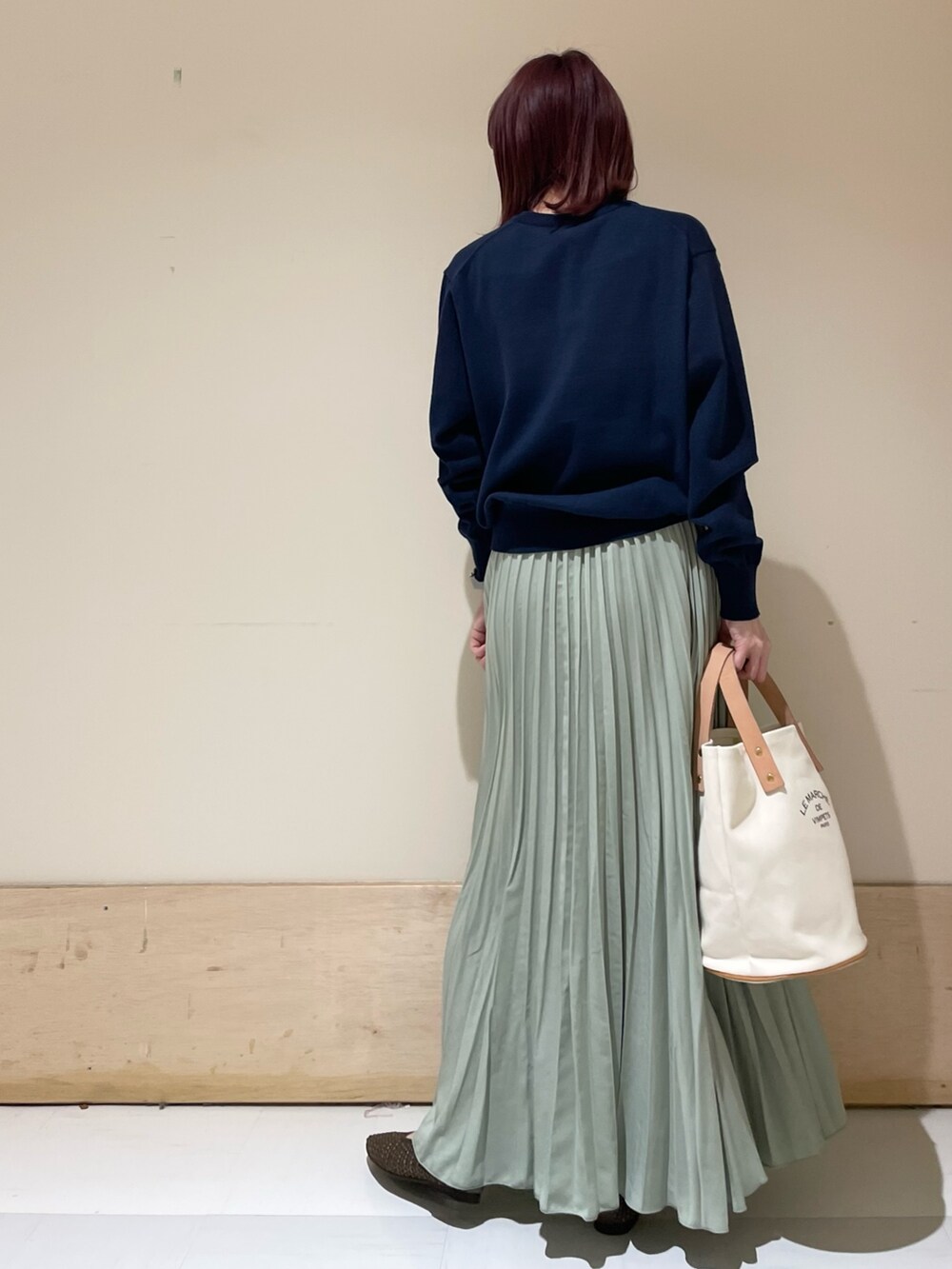ブルー系のカーディガン/ボレロ、ブラウン系のパンプス、ホワイト系のトートバッグを着用したレディースの春コーディネートの6枚目の写真